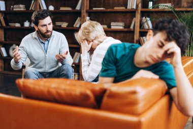 Erkek psikoloğun portresi, annesine ergen bir çocuk yetiştirmenin tuhaflıklarını anlatıyor. Danışmanlık terapisi. Psikoloji tedavisi