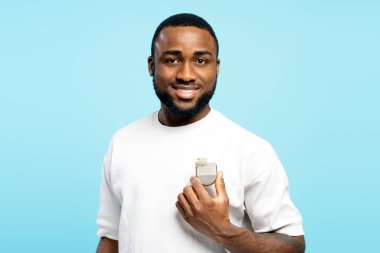 Göğsünde kalp pili cihazı taşıyan neşeli Afrikalı Amerikalı hasta başarılı bir kalp tedavisi ve tıbbi ortamda iyileşme ve sağlığa doğru bir yolculuk gösteriyor.