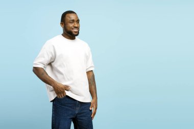 Sıradan giysiler içinde gülümseyen Afro-Amerikan bir adamın portresi, yan yana bakarken kendinden emin bir şekilde gülümsüyor. Reklam kavramı
