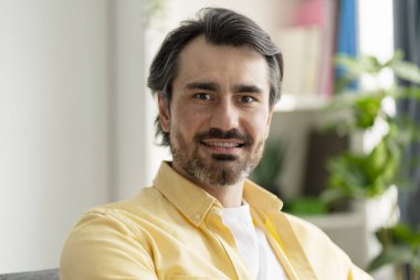 Mutlu, kendine güvenen girişimci, modern çalışma sahasında huzur dolu bir anın tadını çıkarıyor. Pozitif bir iş hayatı dengesi ve profesyonel başarı sergiliyor.