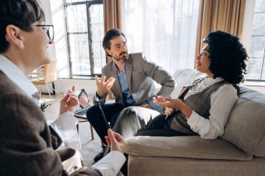Ofisteki bir iş toplantısında iş adamları verimli bir tartışmaya giriştiler, fikir alışverişinde bulundular ve başarı için stratejiler geliştirdiler.