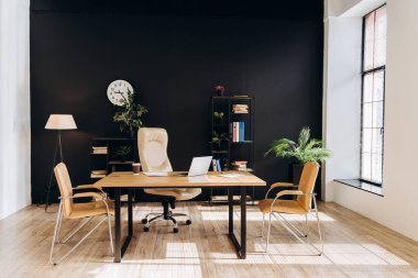Siyah duvarlı, ahşap mobilyalı modern ofis içi profesyonellik fışkırıyor. Tasarım konsepti