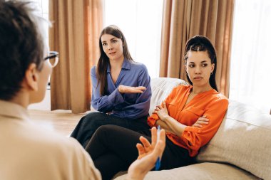 İki genç kadın terapi seansı sırasında psikologlarıyla sorunları tartışıyor, anlaşmazlıklarının kaynağını anlamaya ve bir çözüm bulmaya çalışıyorlar.