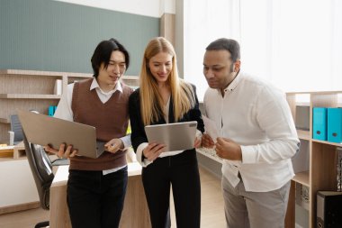 Modern ofiste yapılan toplantıda proje verilerini analiz eden ve stratejiyi tartışan çok kültürlü iş adamları.