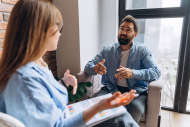 Psikolog, hastasıyla konuşuyor ve terapi seansında onun sorunlarını dinliyor.