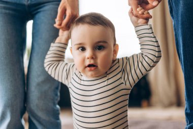 Ebeveynler ilk adımlarını atarken çocuklarını destekliyor, sevgi, ilgi ve erken çocukluk gelişimi için yürek ısıtan bir an yaratıyorlar. Aşk, aile kavramı