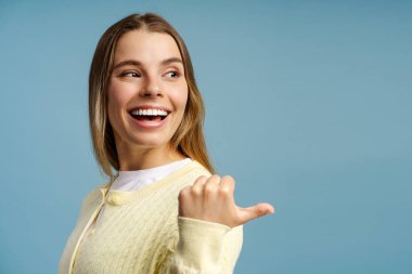 Neşeli genç bir kadının fotokopi odasına bakıp aynı yöne baktığı bir stüdyo fotoğrafı. Alışveriş konsepti