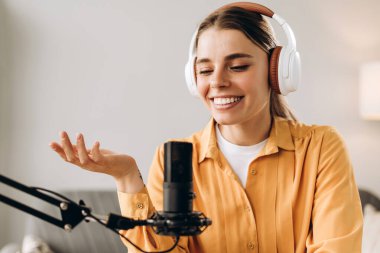 İçerik yaratıcısı mikrofon ve kulaklıkla sesi kaydediyor, evden çalışıyor. İletişim konsepti