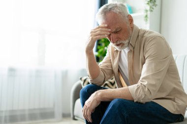 Olgun bir adam evdeki bir kanepede oturmuş, sıkıntılı bir şekilde alnına dokunuyor, migren, keder ve yalnızlık hisleriyle boğuşuyor. Sağlık hizmeti kavramı