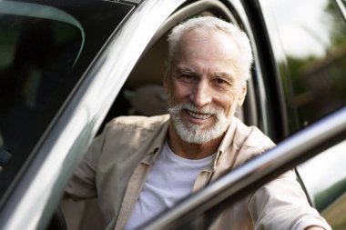 Beyaz sakallı ve günlük giysileri olan gülümseyen kıdemli bir adam yeni arabasından dışarı adımını atıyor. Yıllarca süren özverili çalışmadan sonra emekliliğin keyfini çıkarıyor. Sürücü kavramı