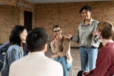 Antrenörlük oturumuna katılan çeşitli profesyonel takımlar, iş yerinde işbirliğini ve büyümeyi teşvik ediyor