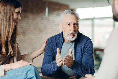 Üst düzey bir adam aktif olarak terapi seansına katılıyor. Endişelerini ve deneyimlerini destek ve rehberlik sunan iki psikologla paylaşıyor. Sağlık hizmeti kavramı
