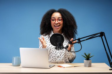 Genç Afrikalı Amerikalı kadın profesyonel stüdyo, canlı yayın konseptinde podcast yapıyor.