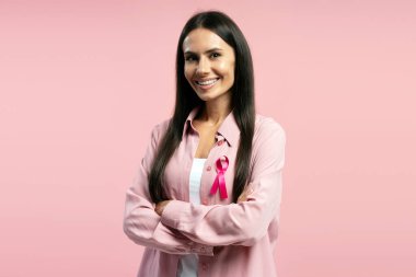 Kollarını çapraz bağlamış, pembe kurdele takmış gülümseyen İspanyol kadının portresi göğüs kanseri farkındalığını ve bu hastalıkla mücadeleyi sembolize ediyor. Sağlık hizmeti kavramı
