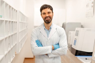 Parlak, modern bir sağlık merkezinde gülümseyen, güven ve uzmanlık saçan, aynı zamanda şefkatli bir hasta bakımı ve destek sağlayan kendine güvenen bir tıbbi uzman. Tıbbi konsept