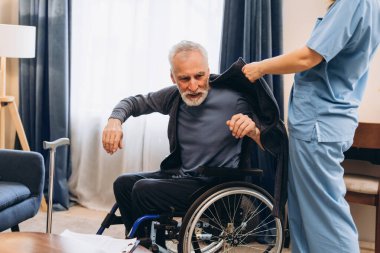 Bakıcı, yaşlı adamın evde tekerlekli sandalye giymesine yardım ediyor. Erkek hasta ve doktor hastanede tedavi görüyor. Sağlık hizmetleri, destek kavramı