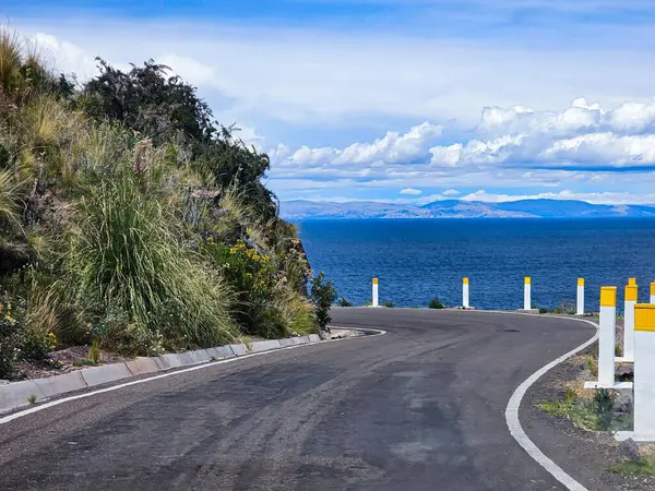 Gölün kenarındaki uçurum manzaralı panoramik bir manzara.