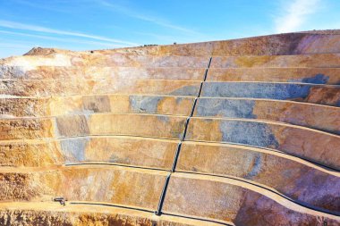 Mayın tam çalışır vaziyette, makineler mineralleri çıkarırken.