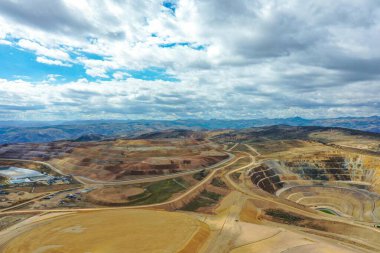 Çukur mayınını tam çalışır vaziyette aç, işletim modülleriyle hava görüntüsü.