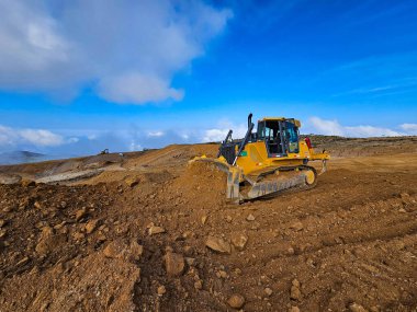 Buldozer tipi inşaat makineleri Dünya platformu inşa ediyor.