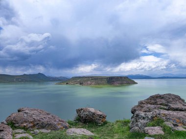 Gölün ortasında güneşli iklimli bitki örtüsünün yanında çekici bir plato olan ada..