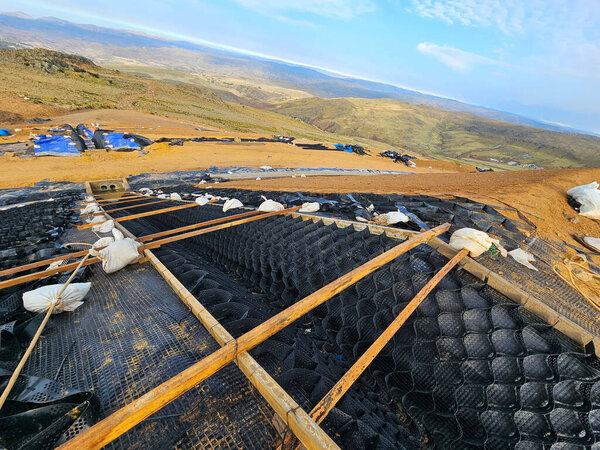 Процесс установки HPDE geocell в гидравлических канавах шахтных склонов.
