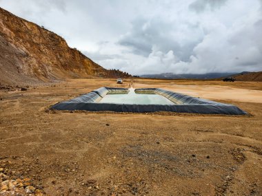 Açık maden ocağında geomembran havuzu inşaatı.