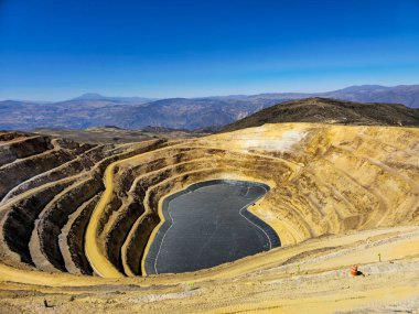 Madenin dibinde jeosentetik malzemelerle dolu bir yağmur suyu göleti inşaatı