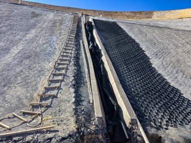 Tüfek ve jeosentetik malzemelerle eğim dengelenmesi