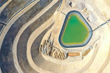 Jeo-sentetik maddelerle açık maden ocaklarının durağan hale getirilmesi ve su geçirmez hale getirilmesi