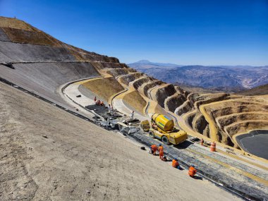 Bir madende pompalı tüfek ve toprak çimento malzemeleriyle eğim dengelenmesi