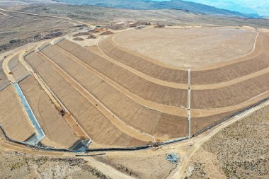 Madencilik ve hijyenik atıkların jeosentetik malzeme ve kil ile su geçirmez hale getirilmesi