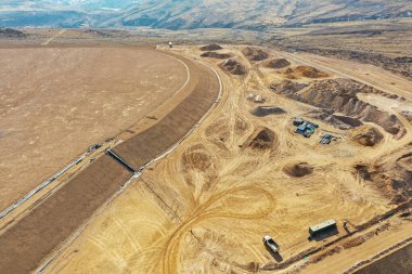 Madencilik ve hijyenik atıkların jeosentetik malzeme ve kil ile su geçirmez hale getirilmesi
