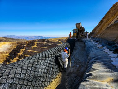 Tüfek ve jeosentetik malzemelerle eğim dengelenmesi