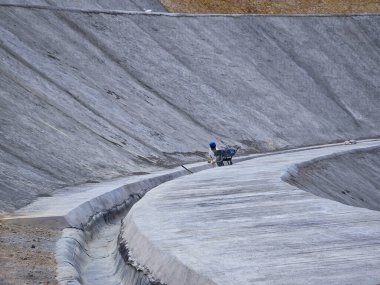 Mayın eğimli dengeleme süreci jeosentetik ve pompalı ile.