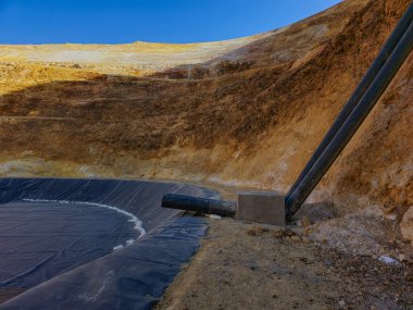 HDPE borularıyla su tedarik hatlarının inşa süreci.