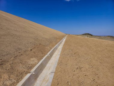 Sıhhi atık sahalarında beton ve jeosentetik kanalların inşa süreci.