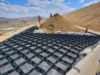 Kil, inşaat sürecini ağır makineler kullanarak hijyenik atık sahalarında karşılar..
