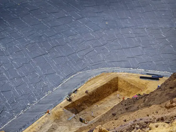 Jeosentetik ile inşa edilmiş yağmur suyu göleti.