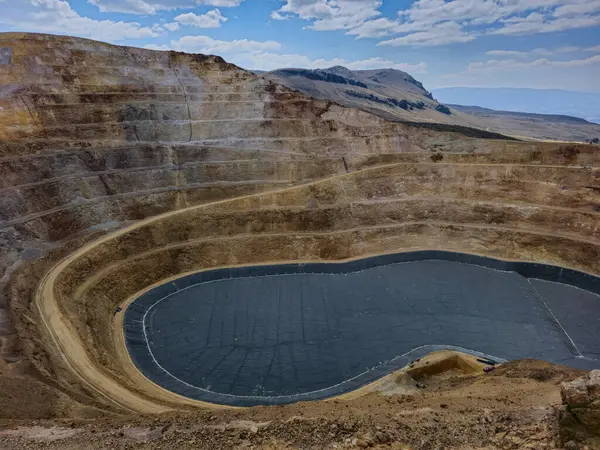 Maden ocağından arka planda jeosentetik havuz olan çukura bak..