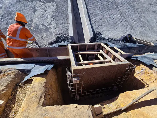 Beton ve jeosentetikten yapılmış hidrolik yapıların inşa süreci.