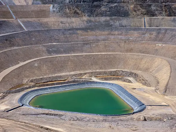 Jeo-sentetik maddelerle açık maden ocaklarının durağan hale getirilmesi ve su geçirmez hale getirilmesi.