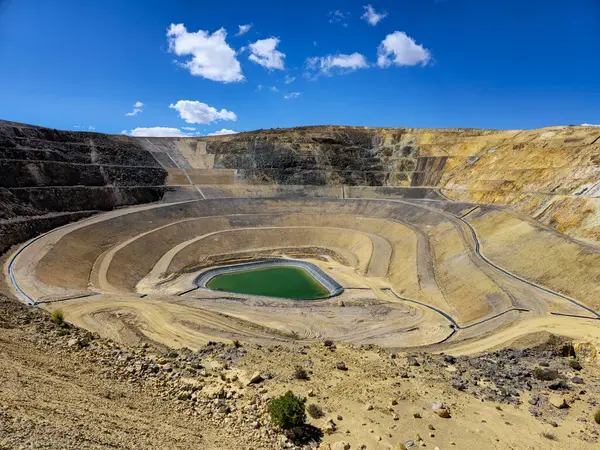 Jeo-sentetik maddelerle açık maden ocaklarının durağan hale getirilmesi ve su geçirmez hale getirilmesi.