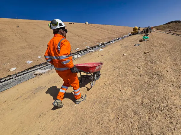 Madenlerdeki rögarların yapımında jeosentetik kurulum süreci.