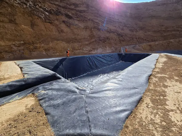 Jeosentetik malzemelerle su havuzlarının inşa süreci.