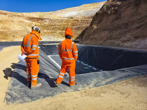 Jeosentetik malzemelerle su havuzlarının inşa süreci.