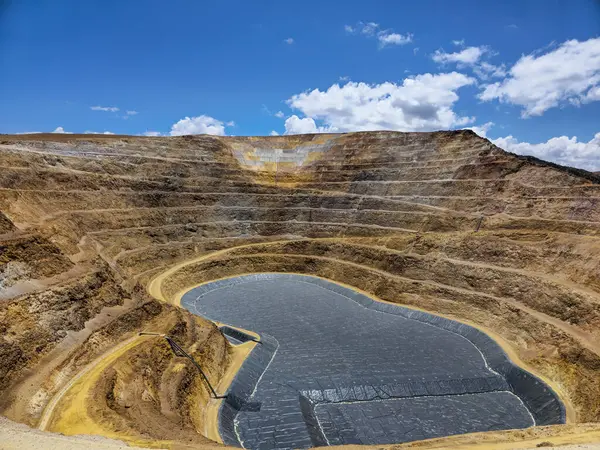 Jeosentetik malzemelerle su havuzlarının inşa süreci.