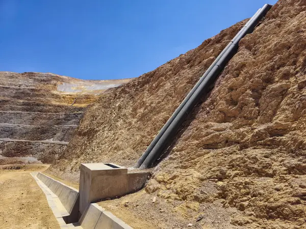 HDPE borularıyla su tedarik hatlarının inşa süreci.