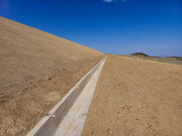 Sıhhi atık sahalarında beton ve jeosentetik kanalların inşa süreci.