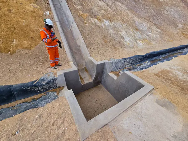 Beton ve jeosentetikten yapılmış hidrolik yapıların inşa süreci.